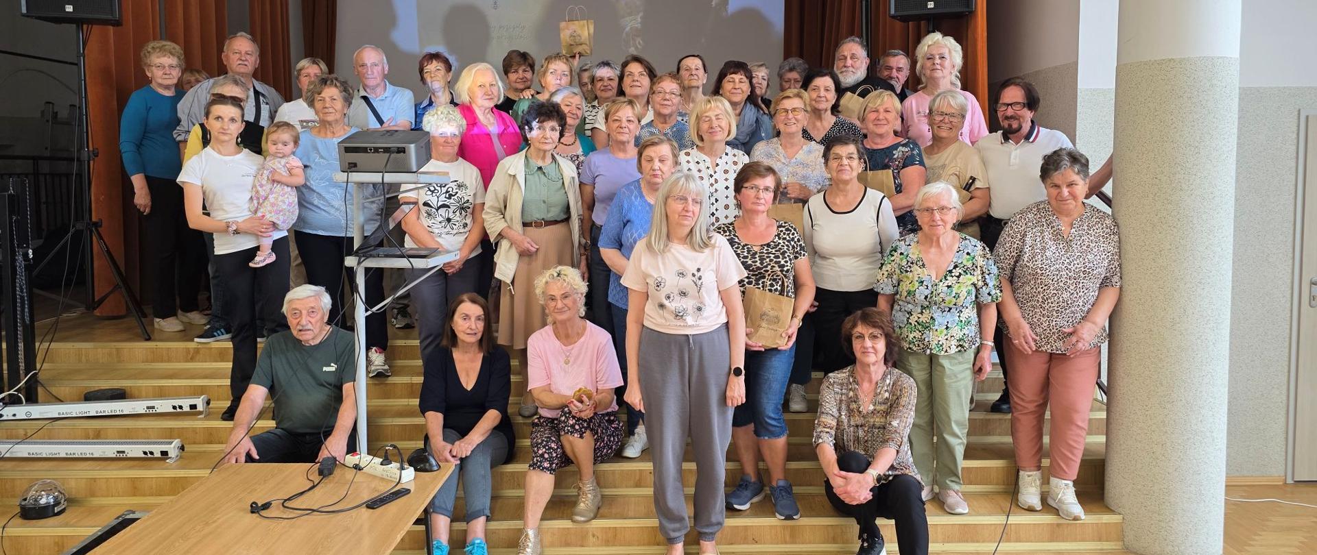 Seniorzy na warsztatach pszczelarskich w Bielczy