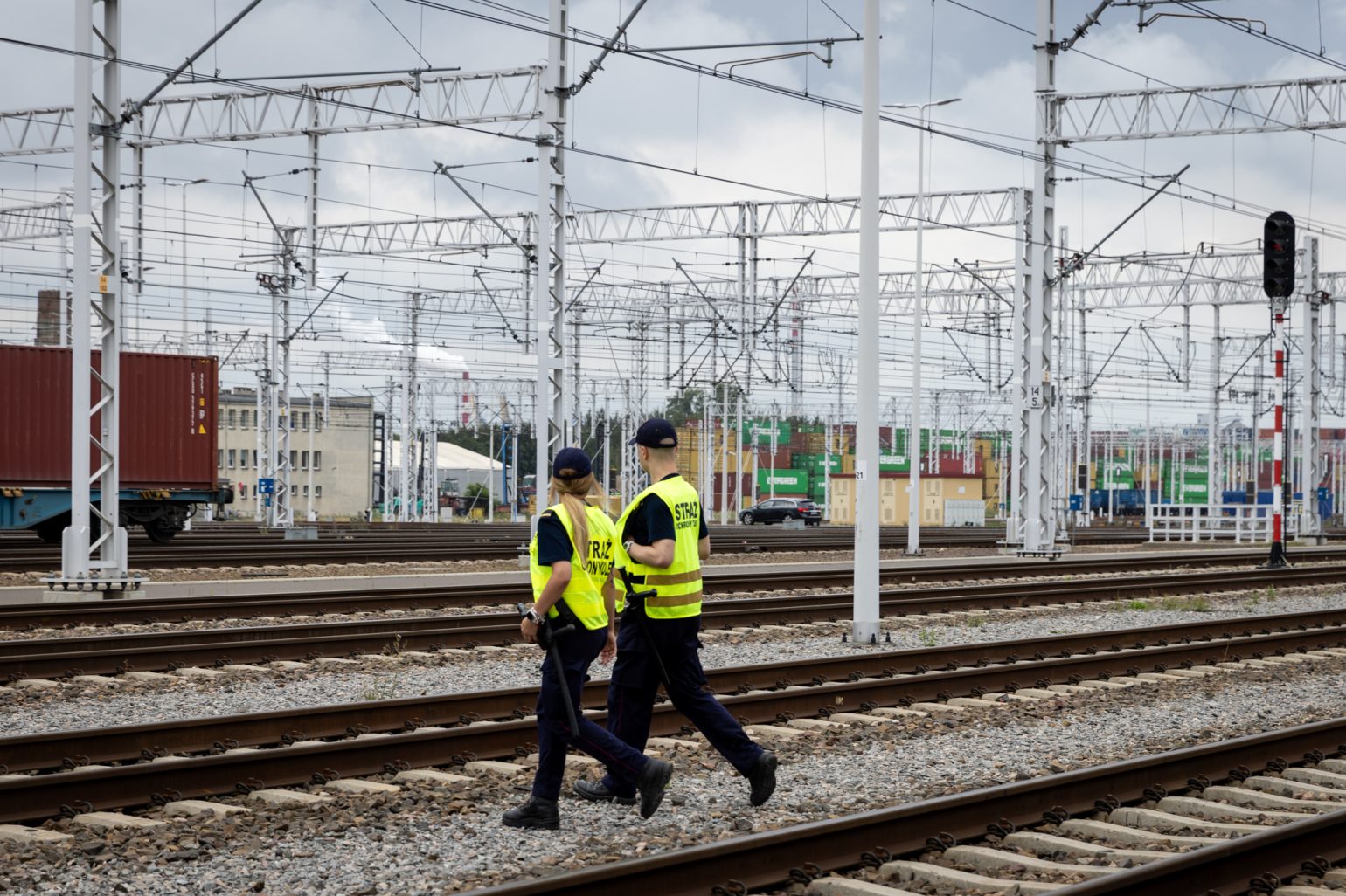 10-latek przebiegł tuż przed pociągiem i ustawił przeszkodę na torach. SOK apleuje