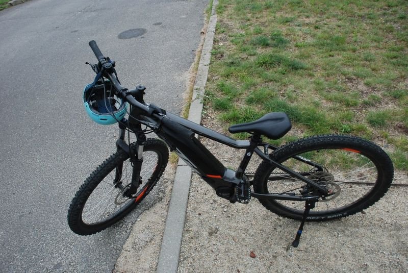 10-letni rowerzysta zderzył się z samochodem. Kask uchronił go przed najgorszym