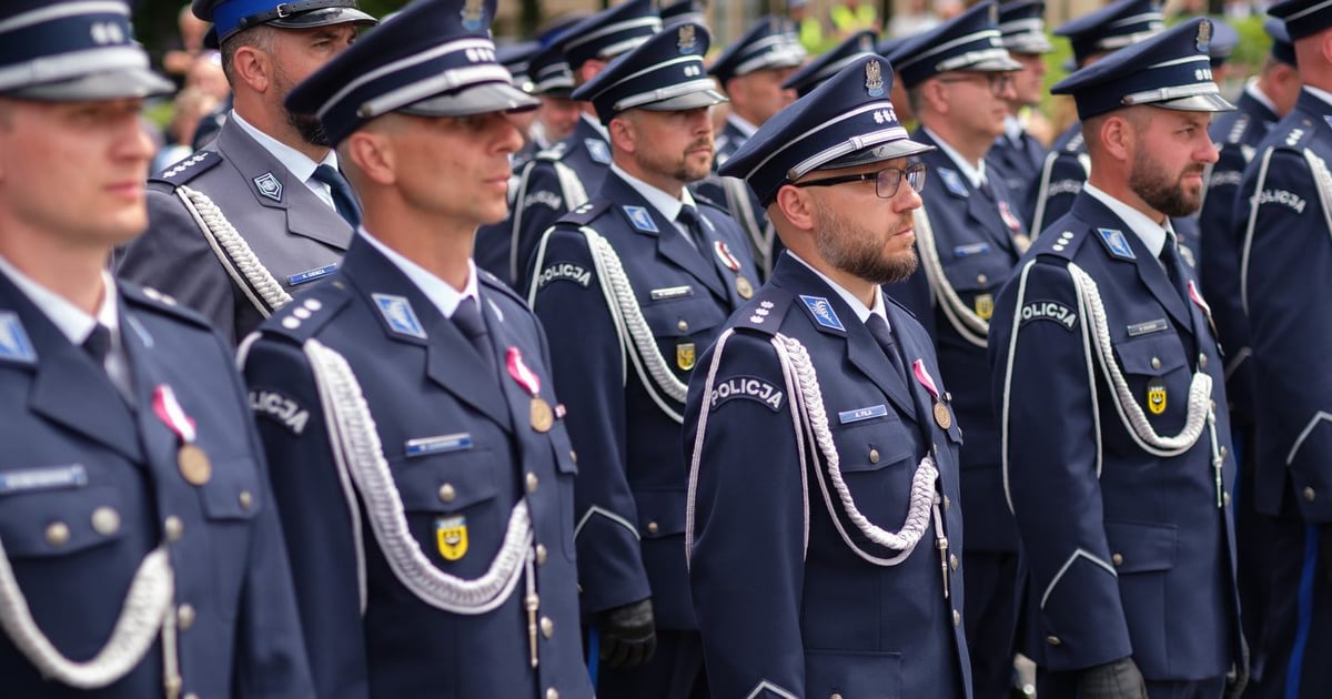 10.07.2026 Uroczysty apel, awanse i odznaczenia. Święto Policji we Wrocławiu na zdjęciach. W sobotę będzie wielki festyn Nowe artykuł z galerią zdjęć