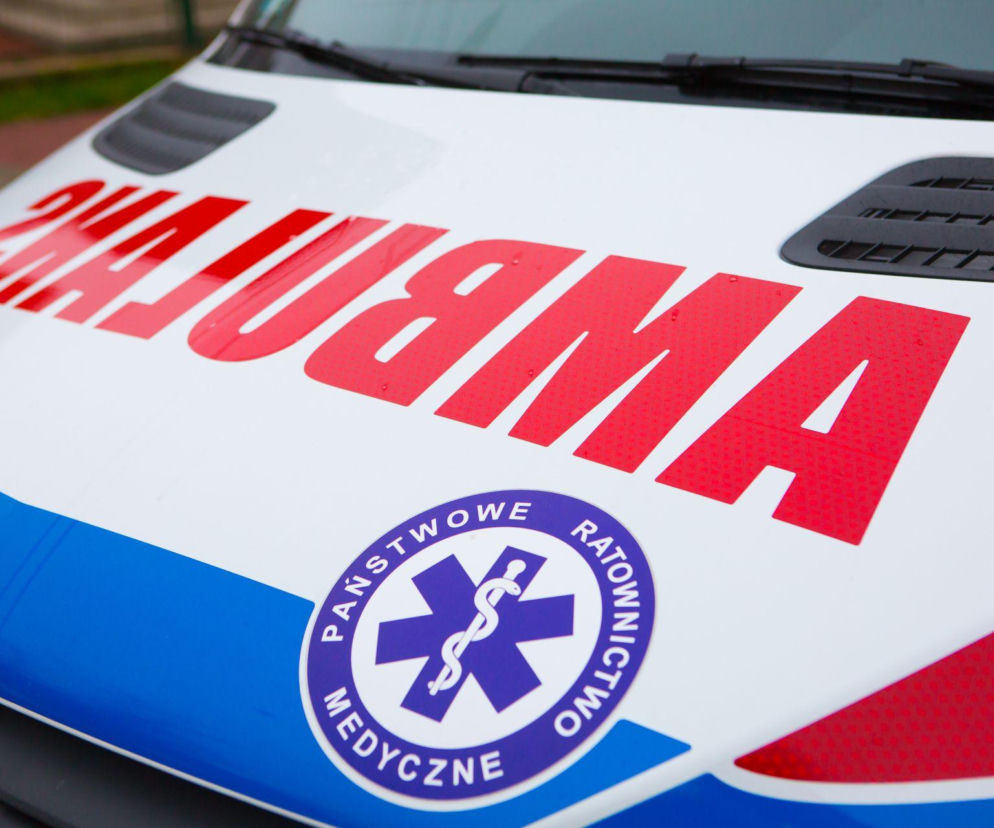Maska karetki z napisem Ambulans i logo ratownictwa. O tragicznym wypadku w Sypieniu przeczytasz na Eska Łódź.