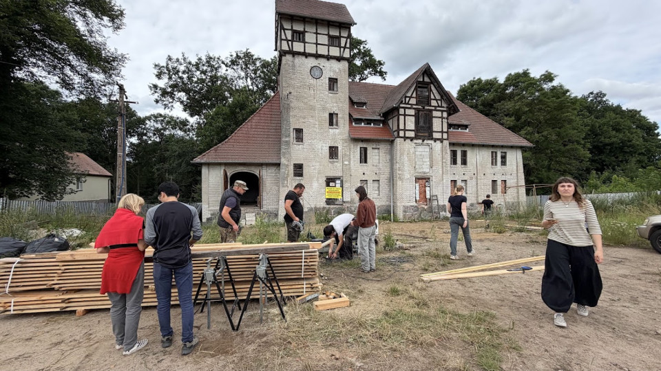 13:07 Kolejny projekt Fundacji Warsaw Bauhaus. Młodzież w całego świata przyjechała do Jankowa