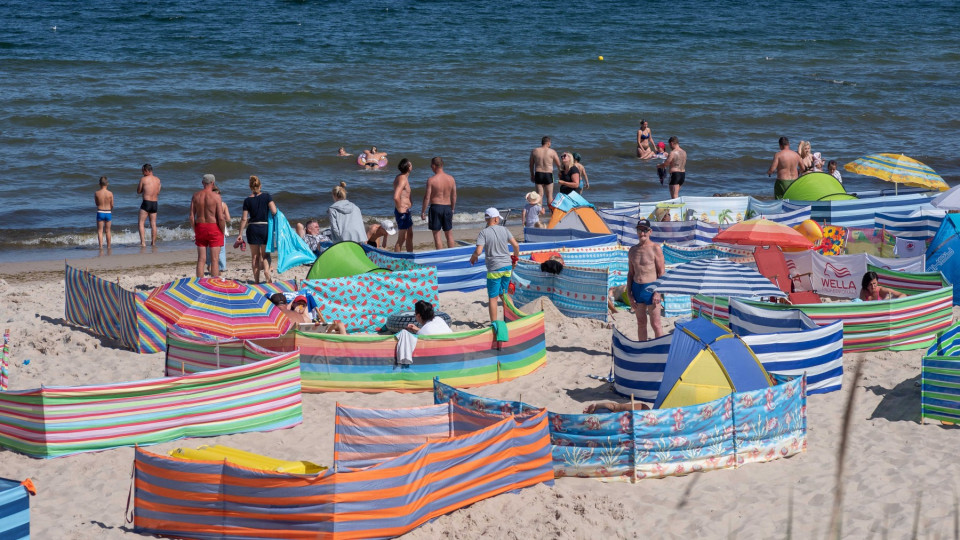 13:51 Ponad 24 stopnie w Bałtyku. Plaże w Kołobrzegu pełne turystów