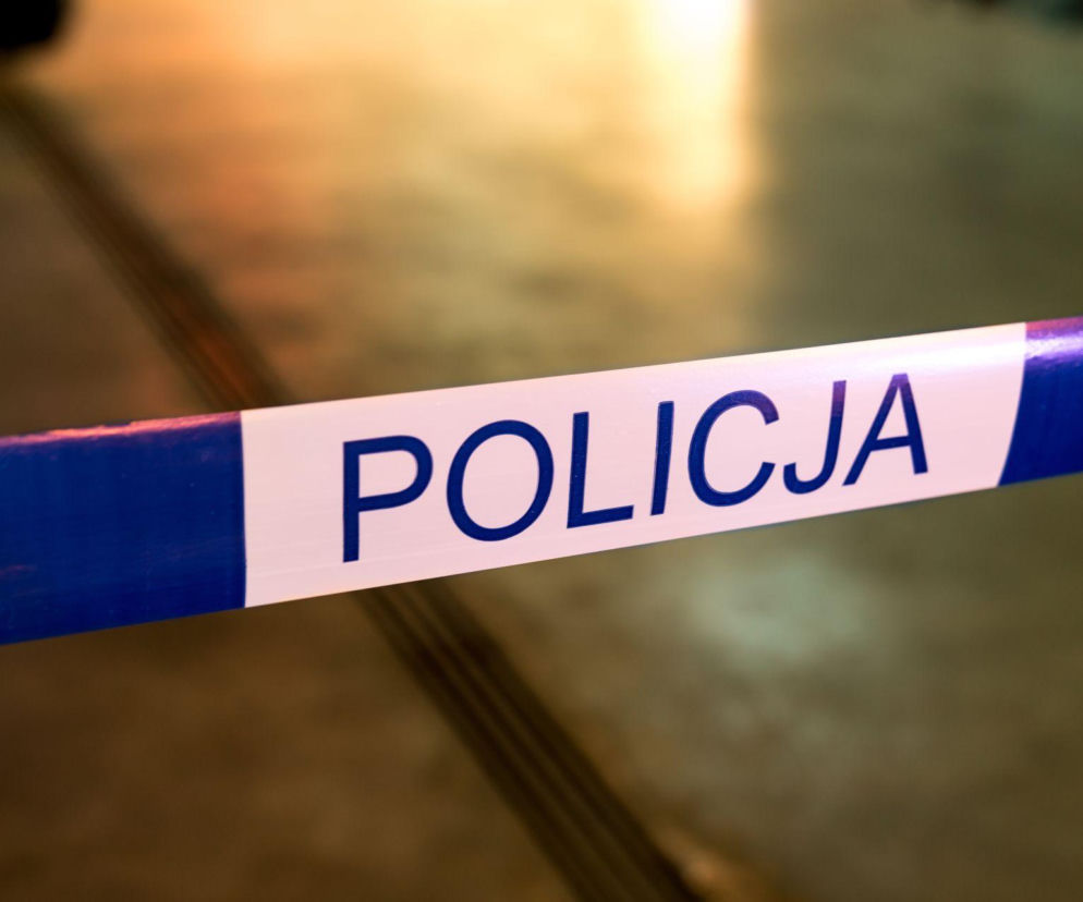 Policyjna taśma odgradzająca miejsce zdarzenia. O wyroku za morderstwo sprzed lat przeczytasz na Eska Białystok.