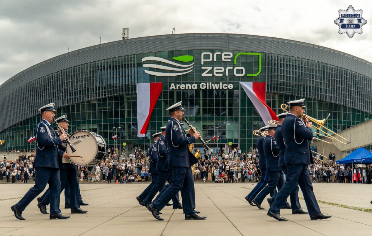 151 nowych policjantów złożyło ślubowanie. Wojewódzkie Święto Policji w PreZero Arena Gliwice