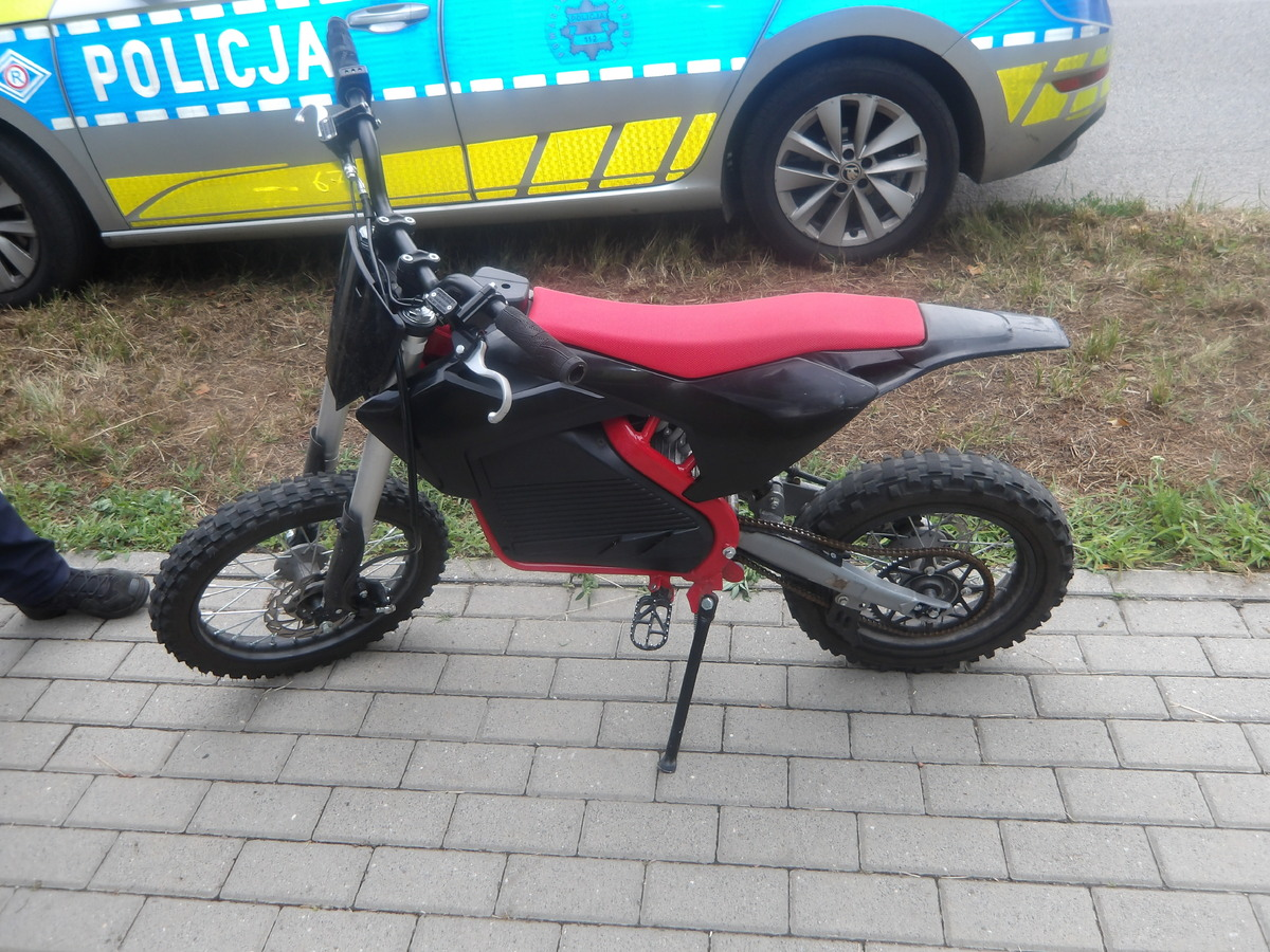 16-latek bez kasku szarżował na jednym kole po chodniku – sprawą nastolatka zajmie się sąd