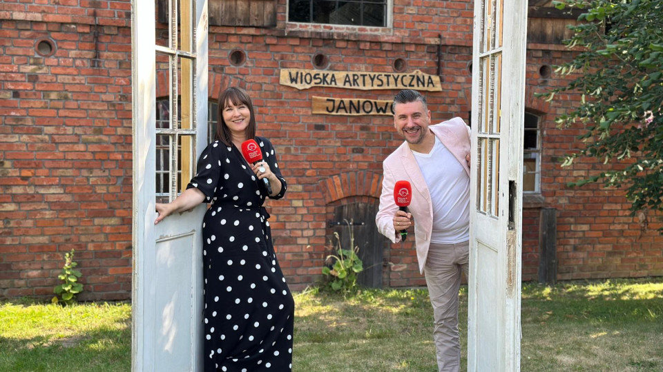 16 lipca 2026, 08:24 REGION „Na Dobry Dzień”. Plenerowe studio Polskiego Radia Koszalin stanęło dziś w Wiosce Artystycznej Janowo
