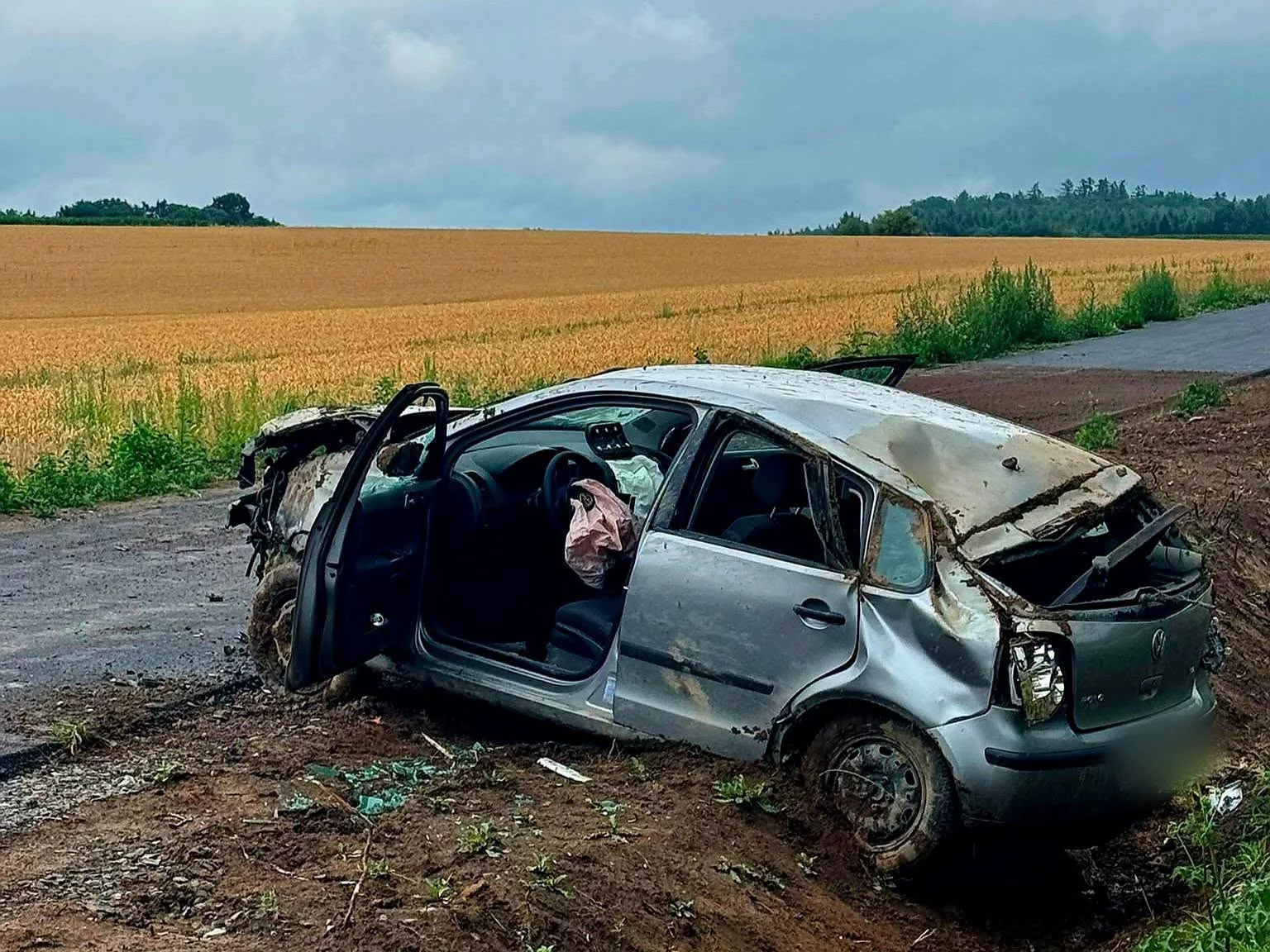18-latek bez prawa jazdy wjechał do rowu. Policja ustala okoliczności zdarzenia
