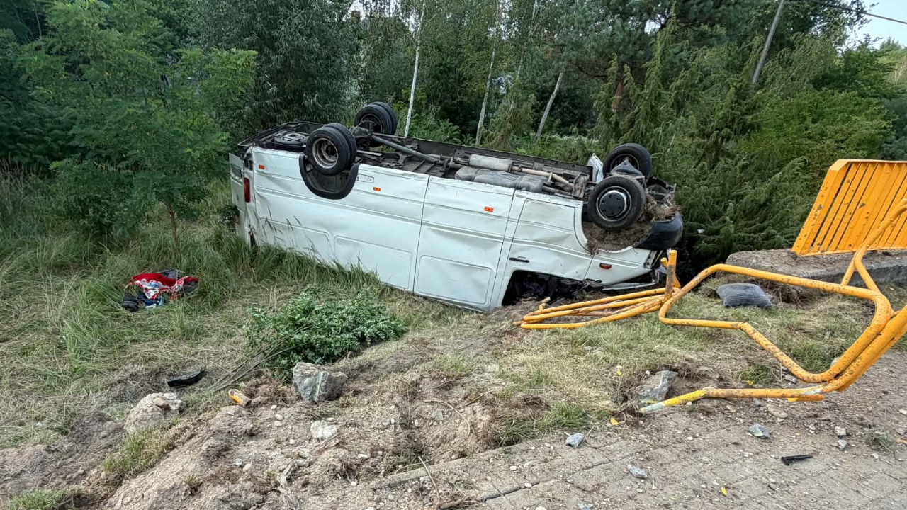 18-latek stracił panowanie nad autem. Pojazd dachował na DK79 20