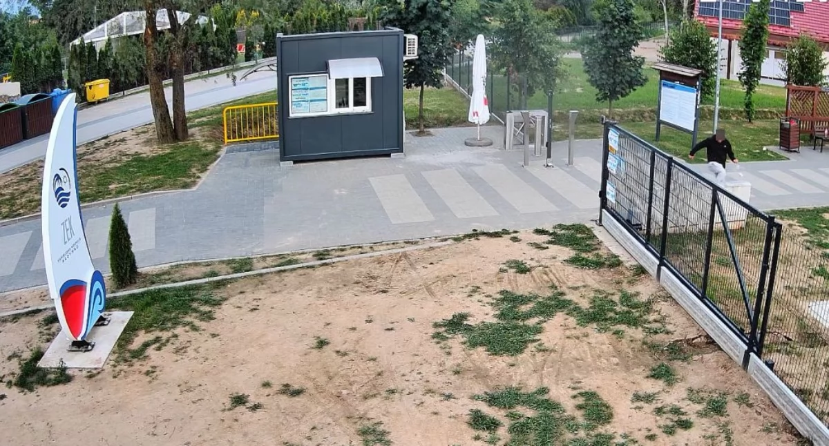 18-latek zdewastował skrzynki elektryczne i kosze no odpady na ZEK-u w Radymnie