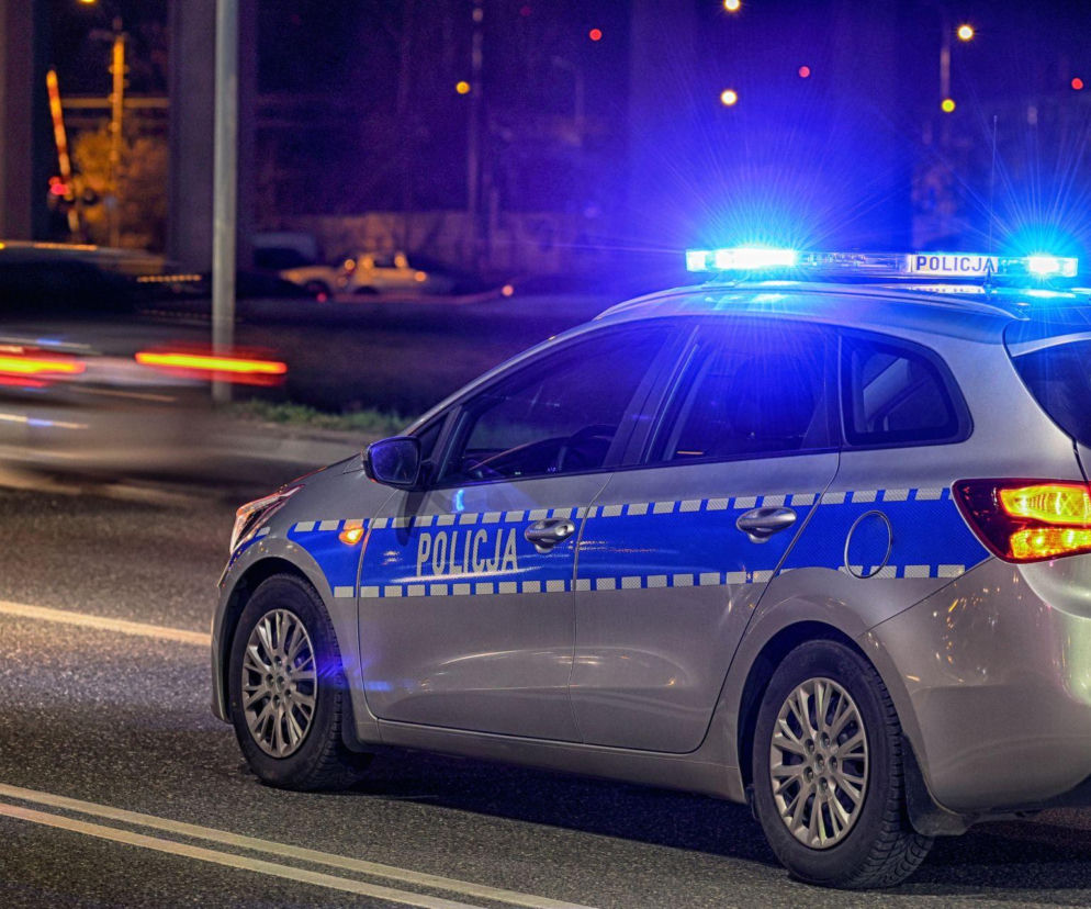 Radiowóz policji na sygnale w nocy. O ataku nożownika we Wrocławiu przeczytasz na SE Wrocław.