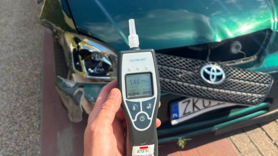 18:03 Kierowca Toyoty był kompletnie pijany. 60-latek uszkodził kilka aut i odjechał