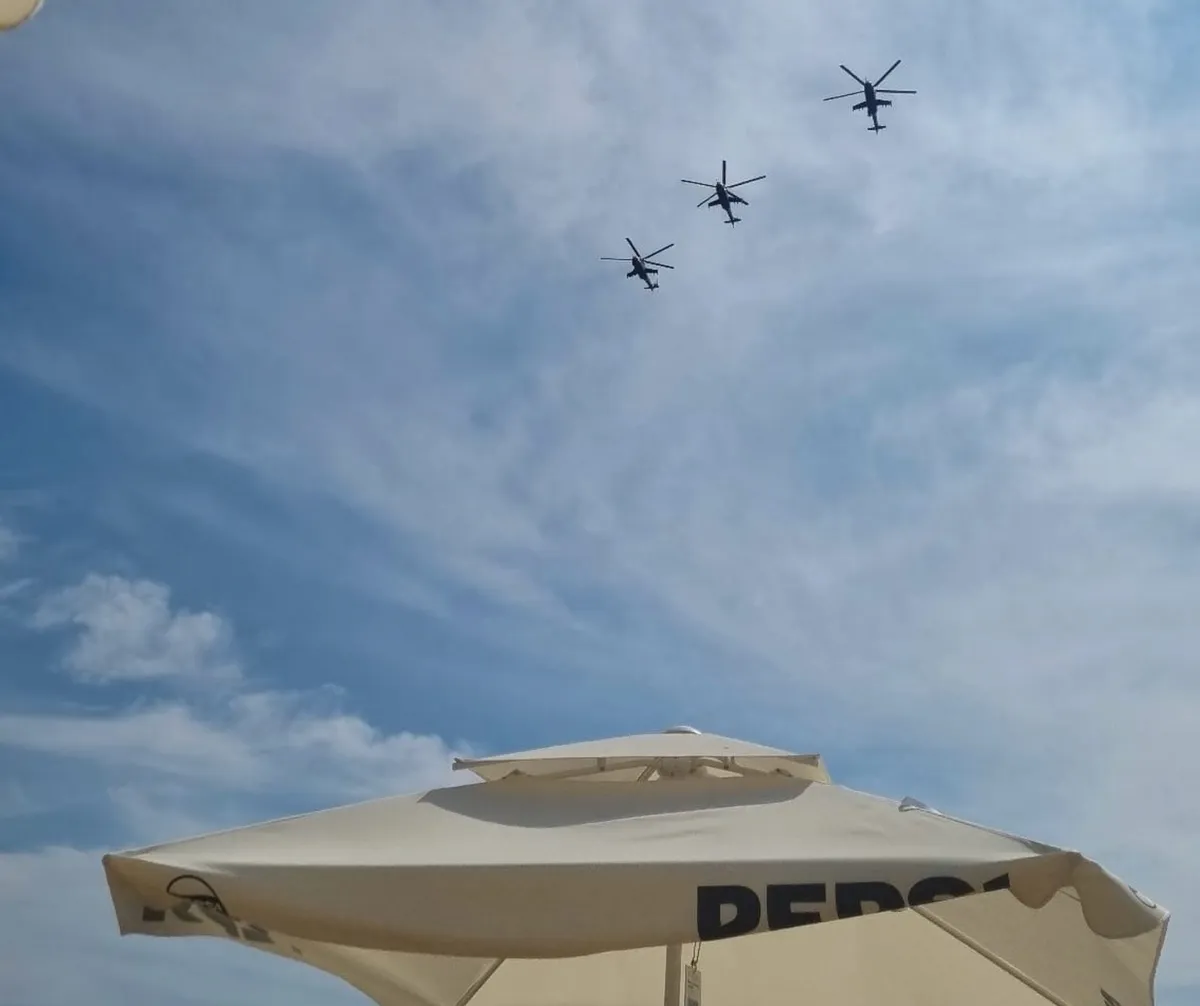 19:15 Takie helikoptero-drony przeleciały dzisiaj w szyku nad plażą