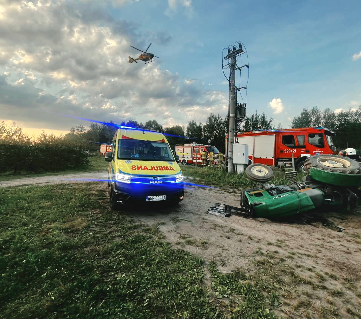 20-latek ranny po wywróceniu ciągnika. Do szpitala przetransportował go śmigłowiec LPR