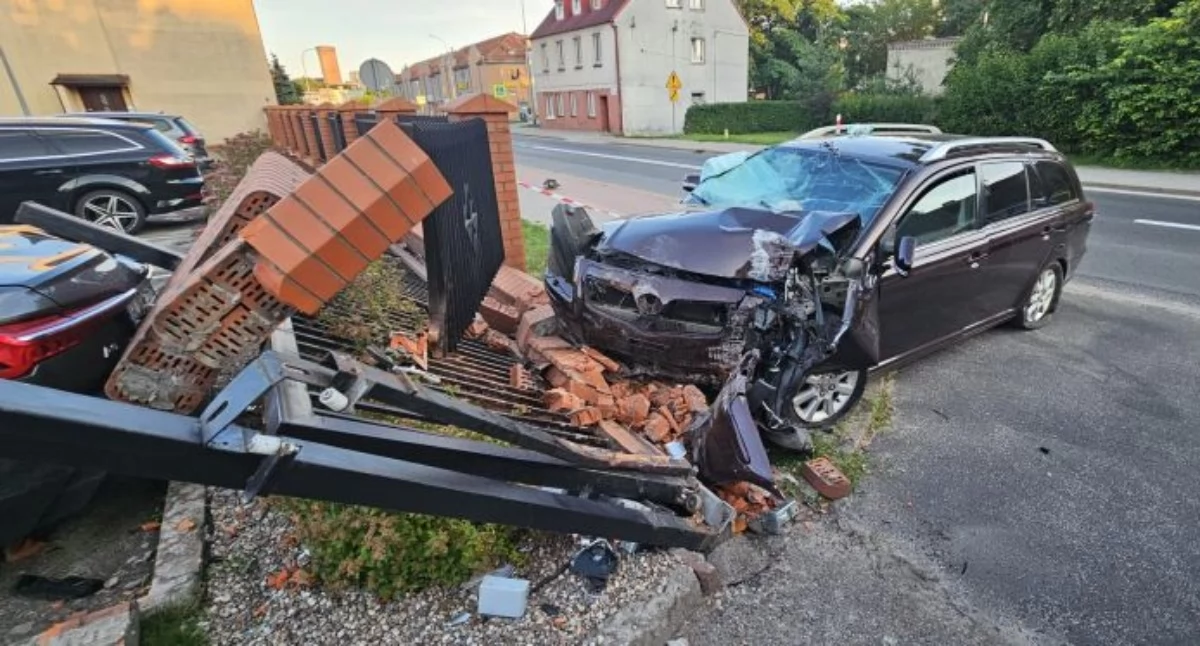 25-letni Kolumbijczyk wjechał w ogrodzenie straży pożarnej