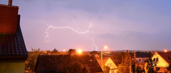 25 litrów wody na metr kwadratowy i porywy wiatru do 60 km/h. Synoptycy wydali ostrzeżenie przed burzami