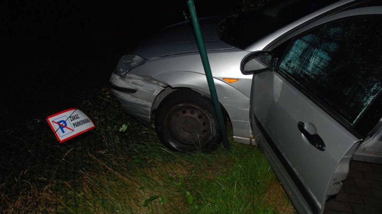 26-latek rozbił auto na płocie posesji