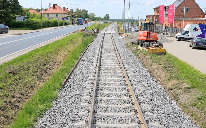 36 lat czekania i tysiące ton materiałów. Tak zmienia się linia kolejo...