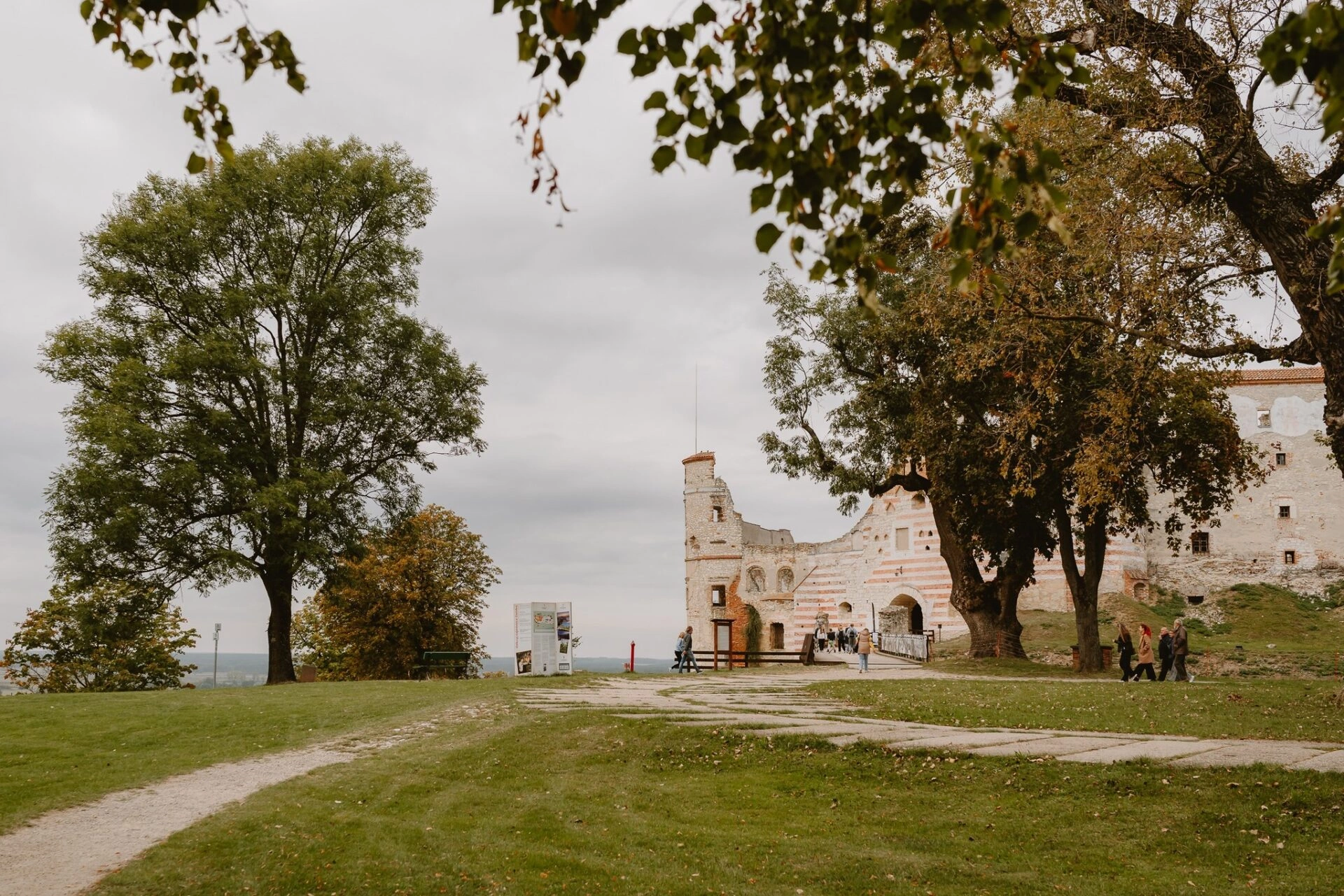4 minuty czytania Zamek w Janowcu ma pomysł na park. Ściśle tajny