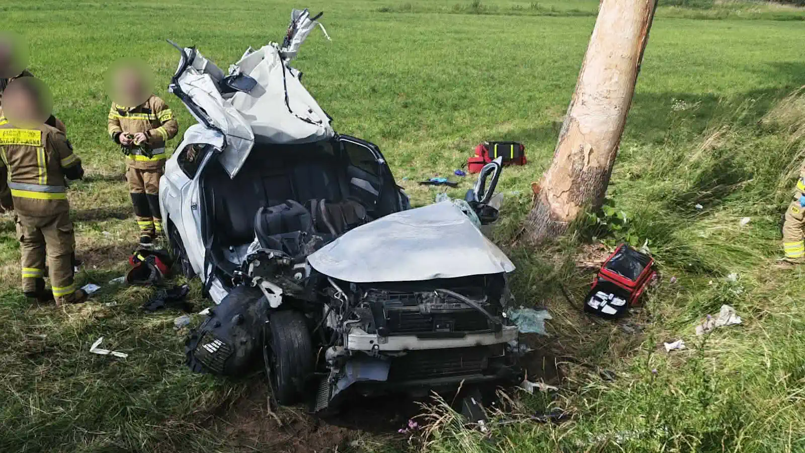 Tragiczny wypadek w miejscowości Mokrzk w powiecie płockim. Na zdjęciu widać rozbite auto.