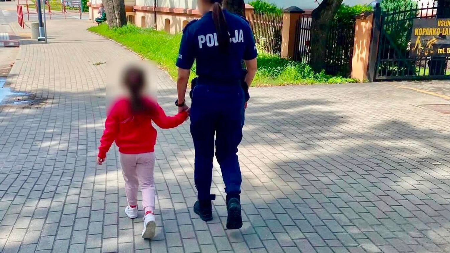 5-latka wyszła sama z marketu w Olecku. Samotne dziecko zauważyła przypadkowa kobieta