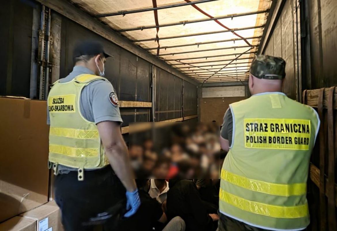 54 cudzoziemców w naczepie ciężarówki. Trzech podejrzanych trafiło do aresztu