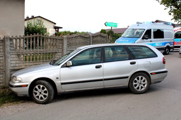 6 lipca 202616-latka z promilem za kierownicą rozbiła Volvo o betonowy płot