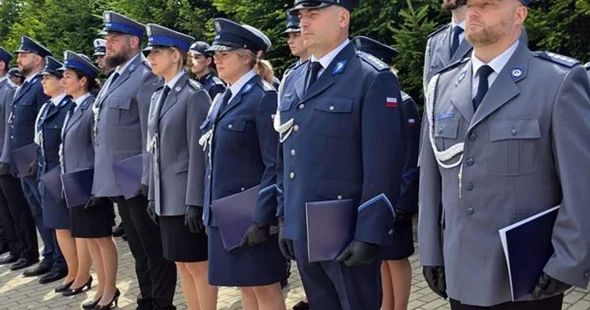 63 awanse przed komendą. Policjanci świętowali w Kartuzach