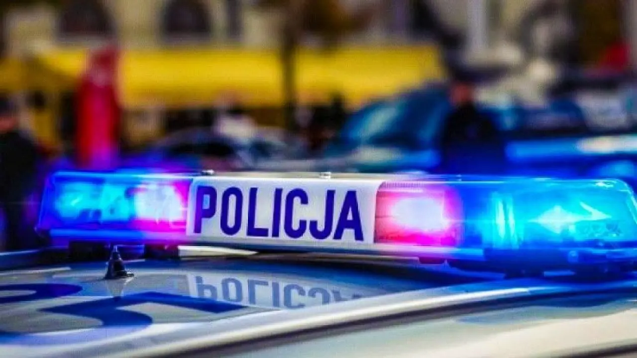70-latek uderzył samochodem w drzewo. Interweniowały służby