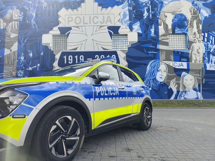 72-latek stał za barierką nad S14. Policjanci mieli godzinę