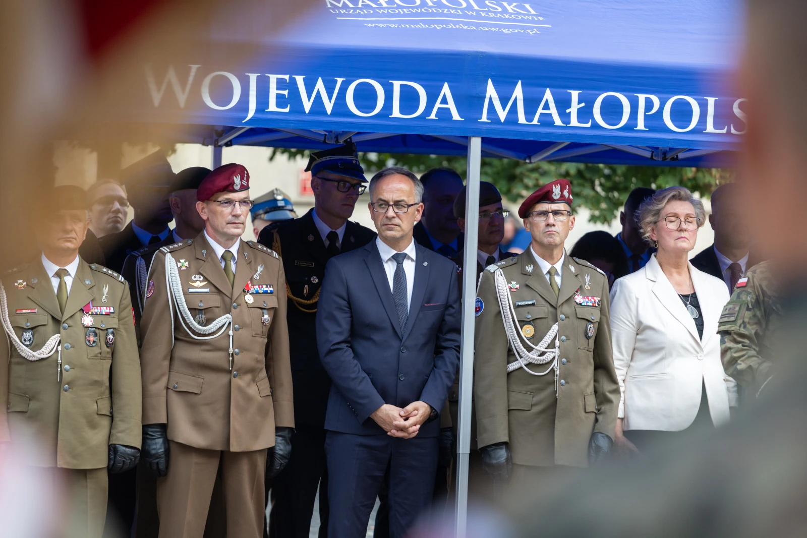 Uroczystość z udziałem wojskowych i cywilnych przedstawicieli pod namiotem. Autor: Bogusław Świerzowski