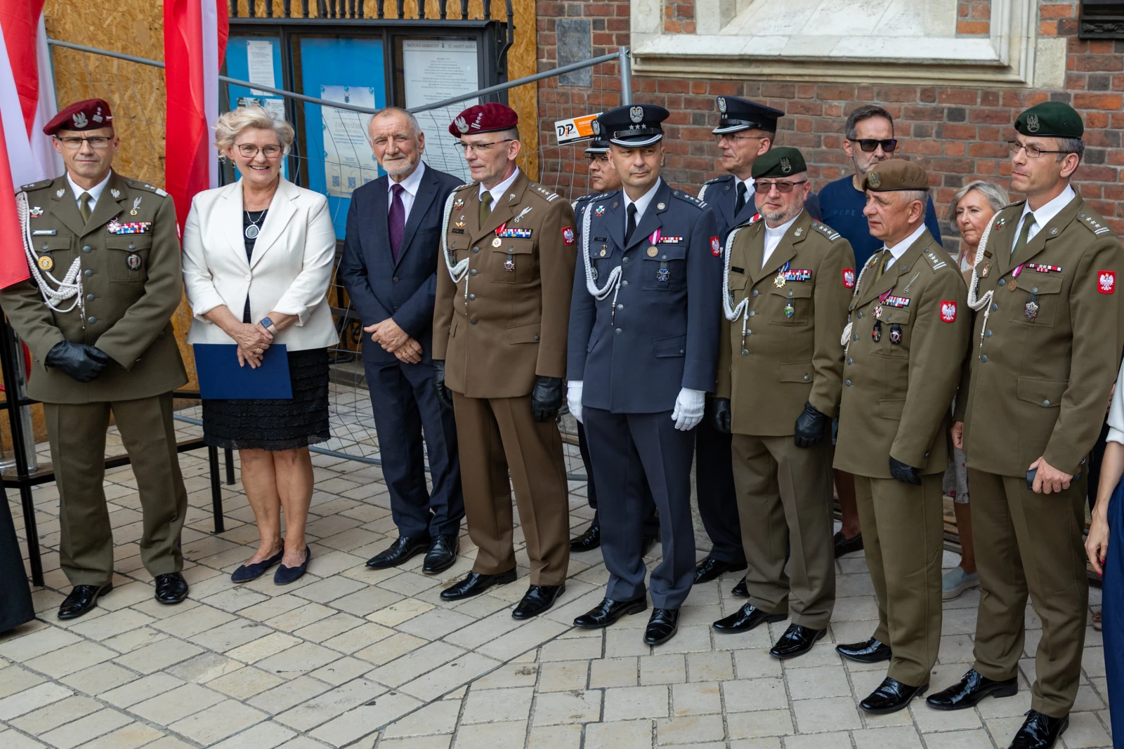 Grupa wojskowych i cywilnych przedstawicieli podczas uroczystości. Autor: Bogusław Świerzowski