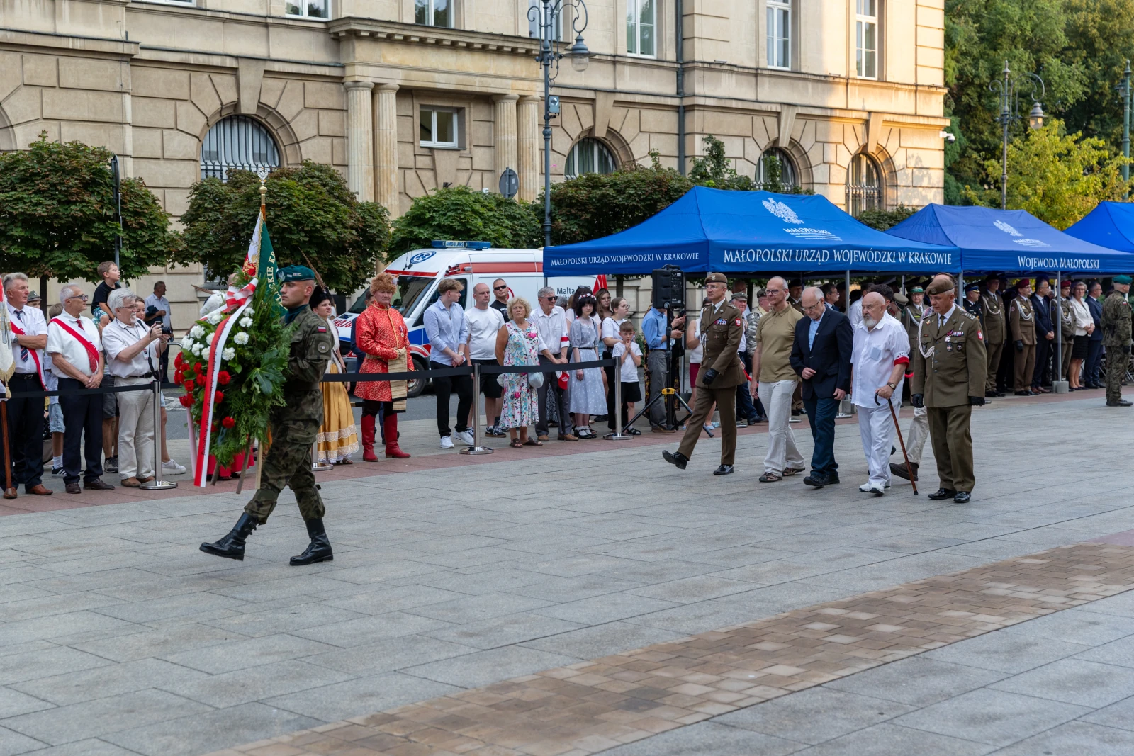 Ceremonia złożenia wieńca przez żołnierzy, uczestnicy w strojach narodowych i mundurach. Autor: Bogusław Świerzowski