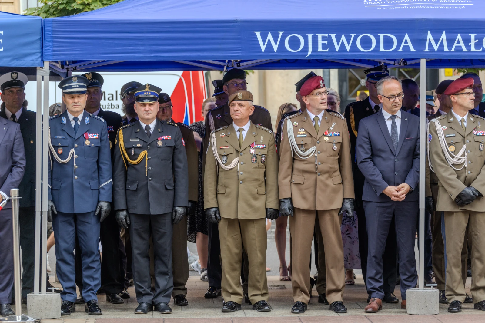 Uroczystość wojskowa z przedstawicielami różnych służb mundurowych. Autor: Bogusław Świerzowski