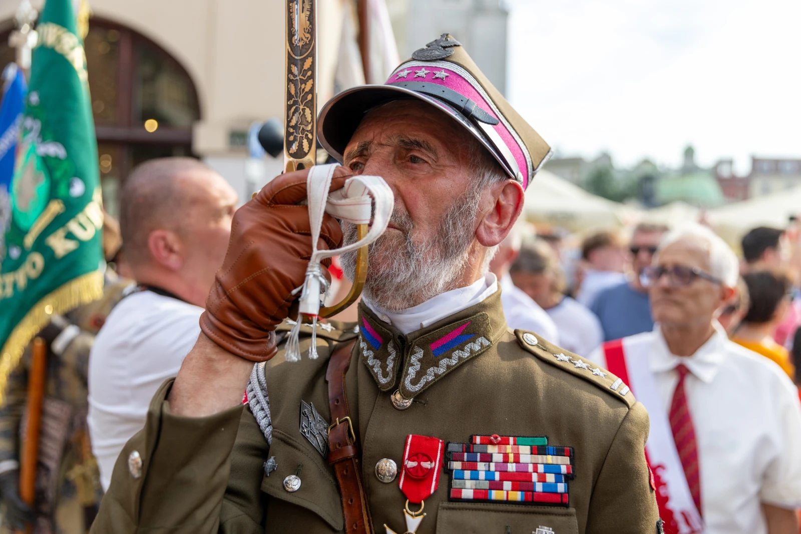 Mężczyzna w mundurze wojskowym z medalami, grający na trąbce podczas uroczystości. Autor: Bogusław Świerzowski