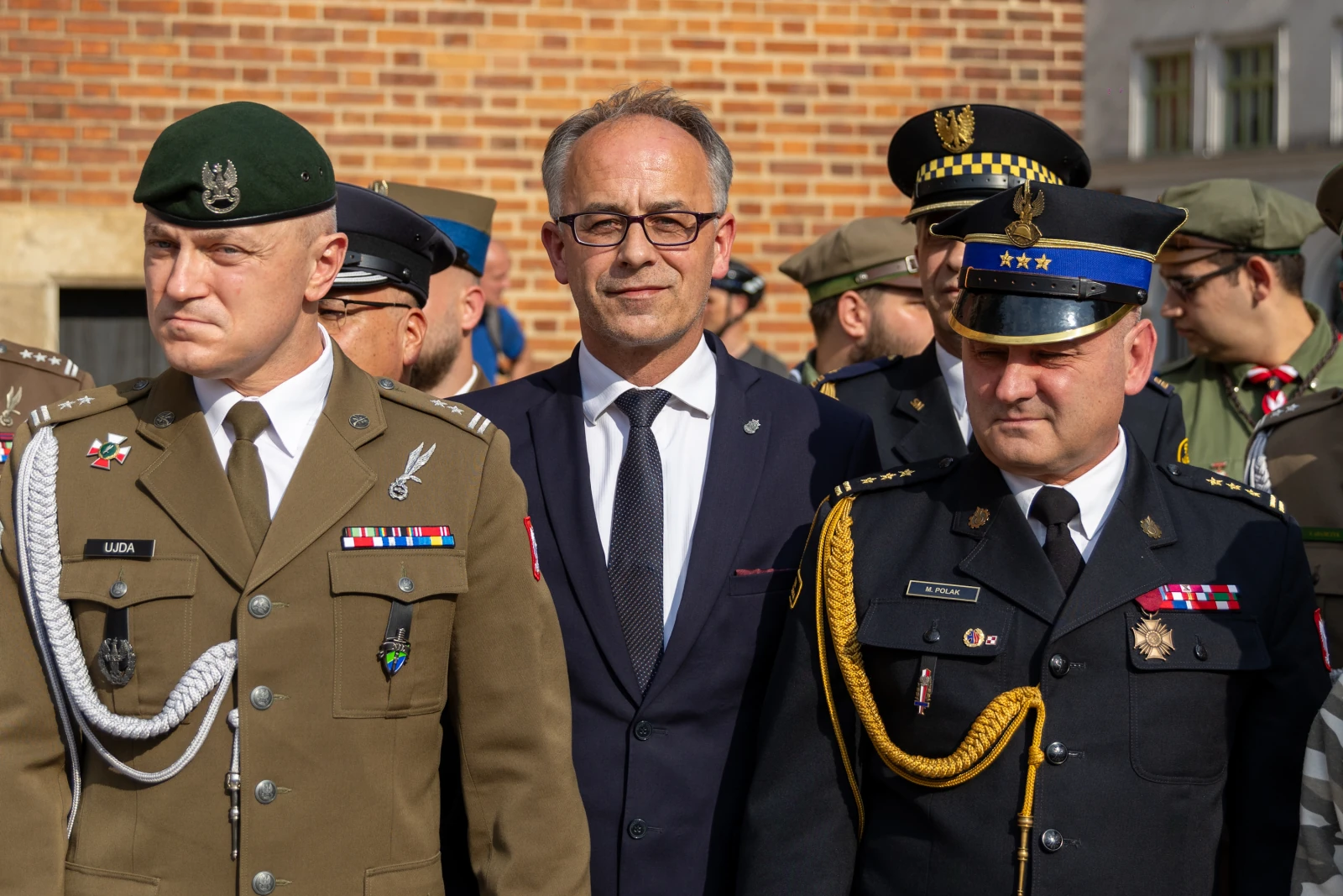 Trzech mężczyzn w mundurach wojskowych i policyjnych, stojących obok siebie. Autor: Bogusław Świerzowski