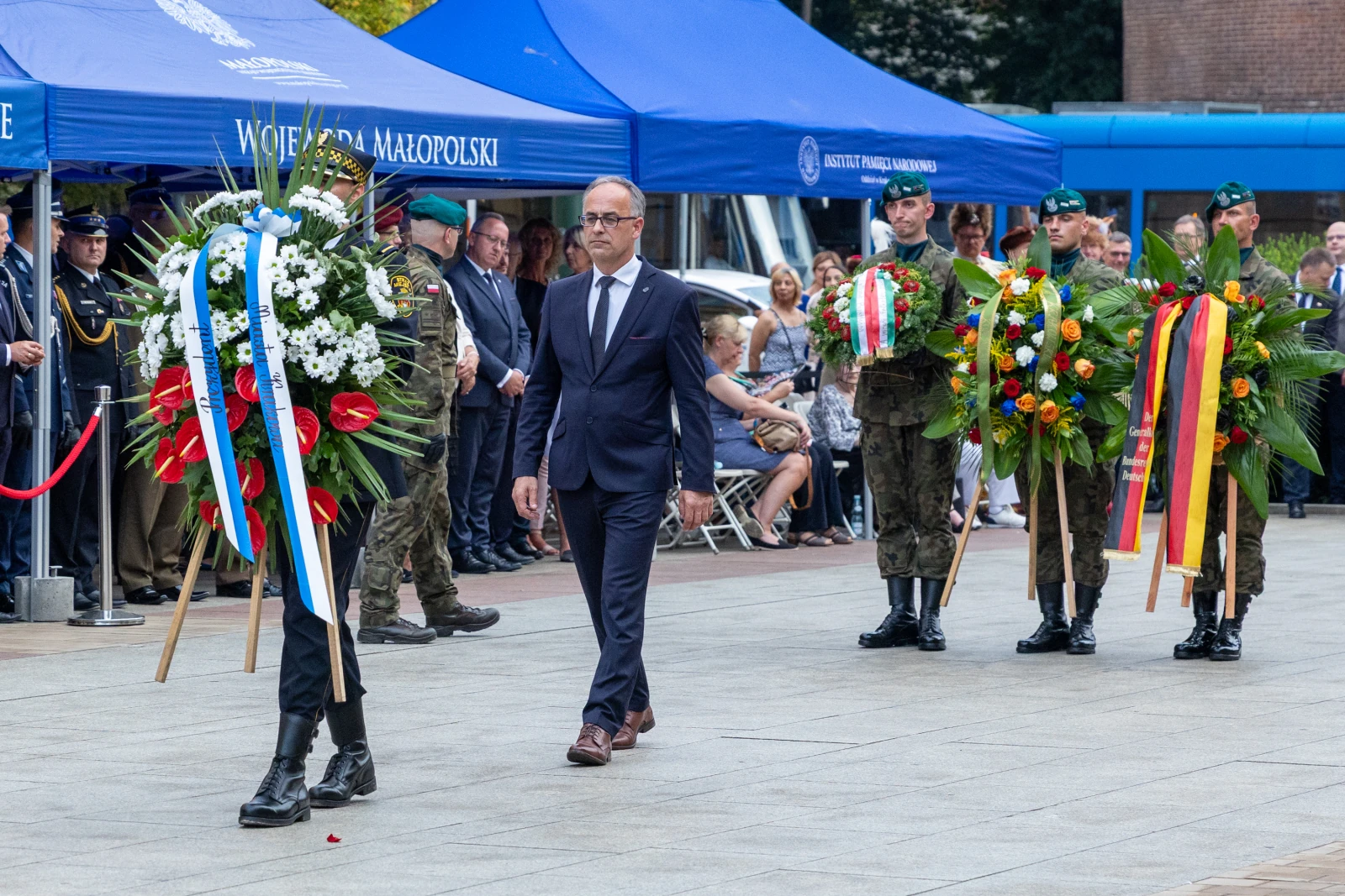 Ceremonia składania wieńców przez żołnierzy i oficjeli. Autor: Bogusław Świerzowski