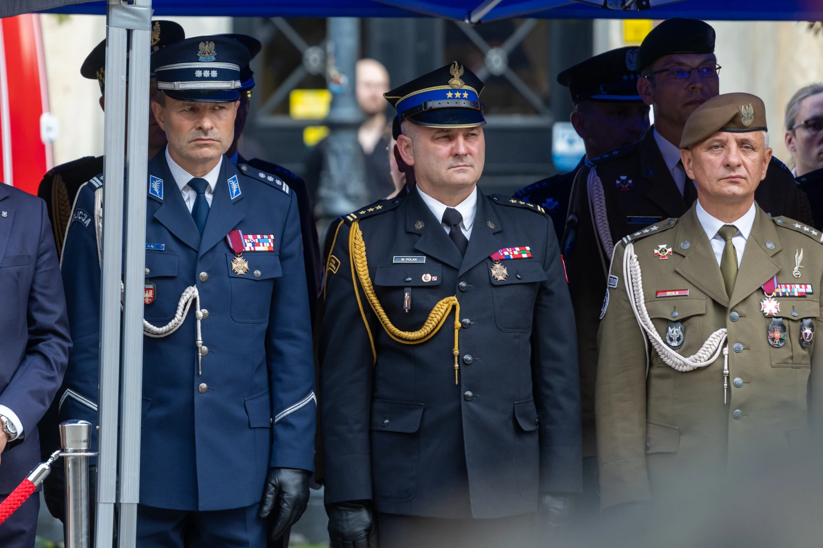 Trzech mężczyzn w mundurach wojskowych i policyjnych podczas ceremonii. Autor: Bogusław Świerzowski