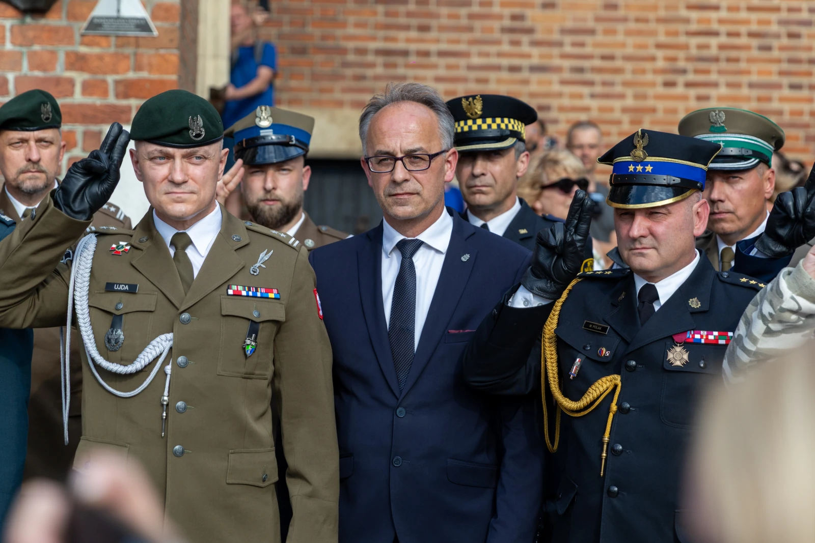 Ceremonia wojskowa z udziałem żołnierzy i przedstawicieli służb mundurowych. Autor: Bogusław Świerzowski