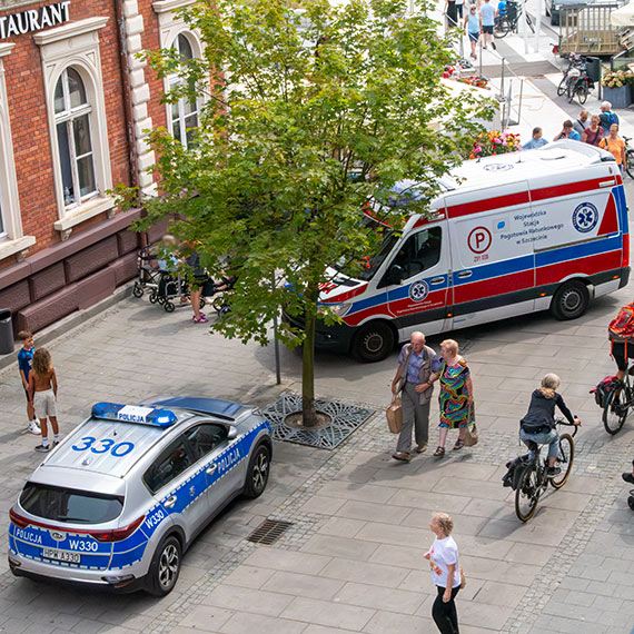 88-letnia kobieta z urazem głowy trafiła do szpitala. Interweniowało pogotowie i policja na Placu Wolności