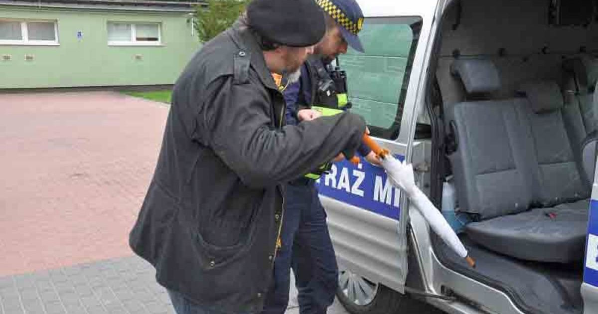 89-letni senior błąkał się nocnym autobusem. Strażnicy pomogli mu wrócić do domu