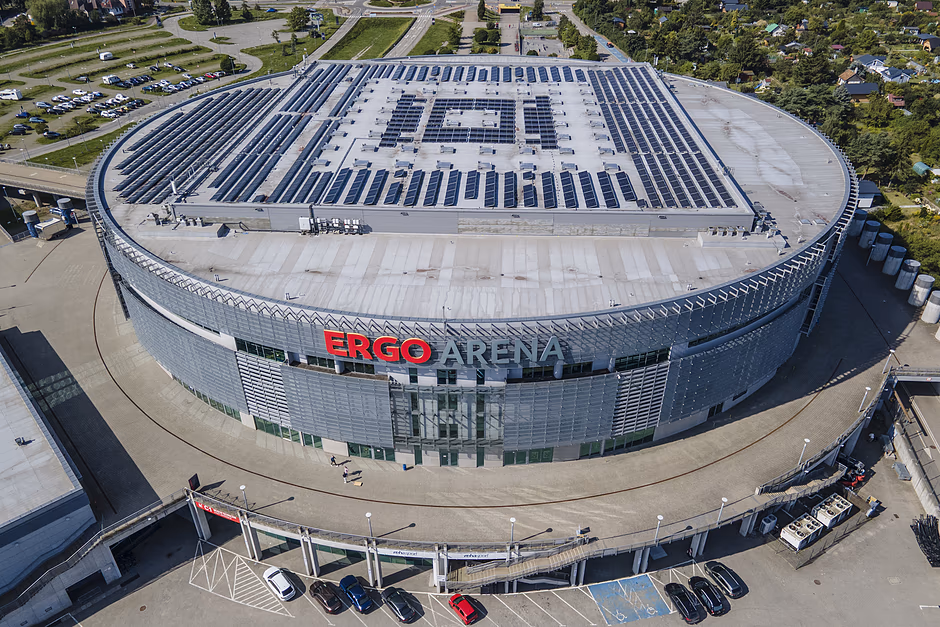 widok z drona na halę widowiskowo sportową, to duży okrągły szary obiekt