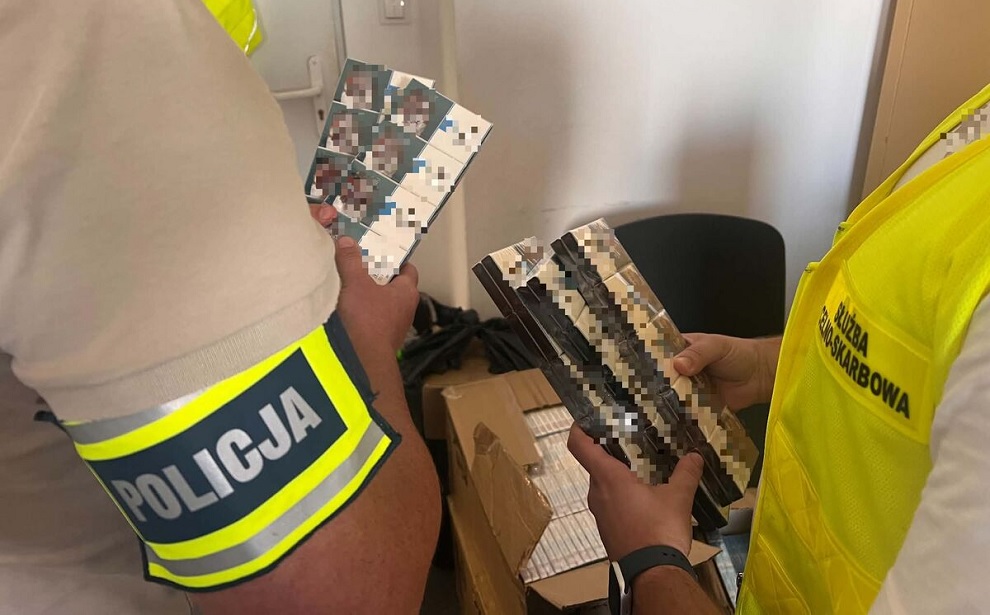 Akcja policji i KAS w Suwałkach. Zabezpieczono 4,5 tysiąca paczek papierosów bez akcyzy