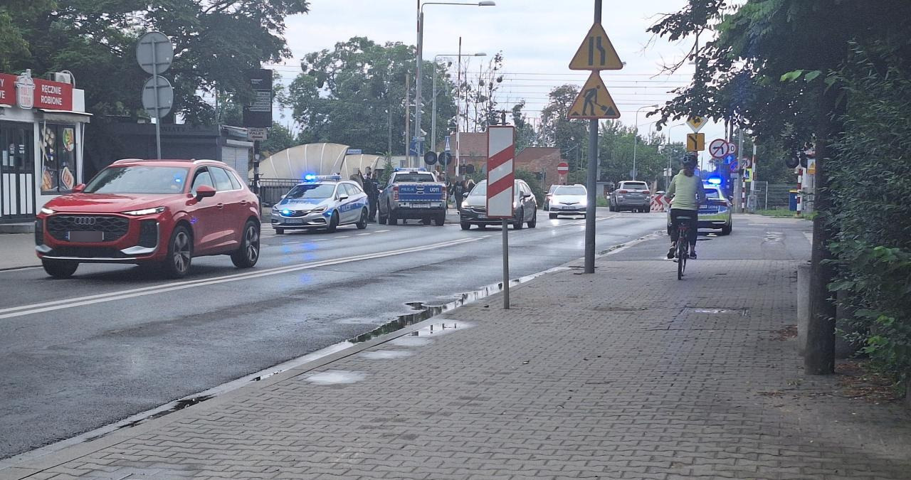 Akcja policji w Poznaniu. "Przy przejeździe kolejowym stoją 4 radiowozy."