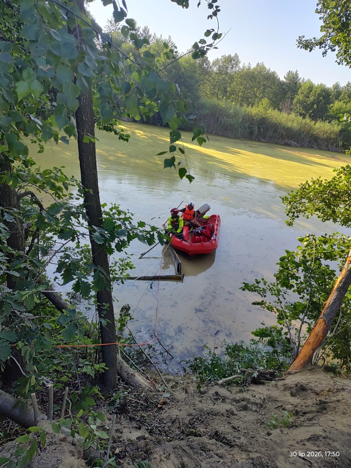 Akcja poszukiwawcza na wyrobisku w Borzęcinie. Pod wodą zniknął operator koparki