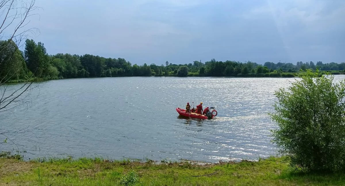 Akcja ratunkowa na Hubertusie. Strażacy szukają mężczyzny, który zniknął pod wodą 3