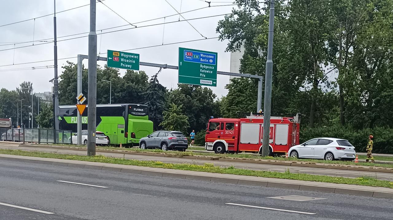 Akcja strażaków przy poznańskim rondzie. "Autobus stoi na drodze, pasażerowie na zewnątrz"