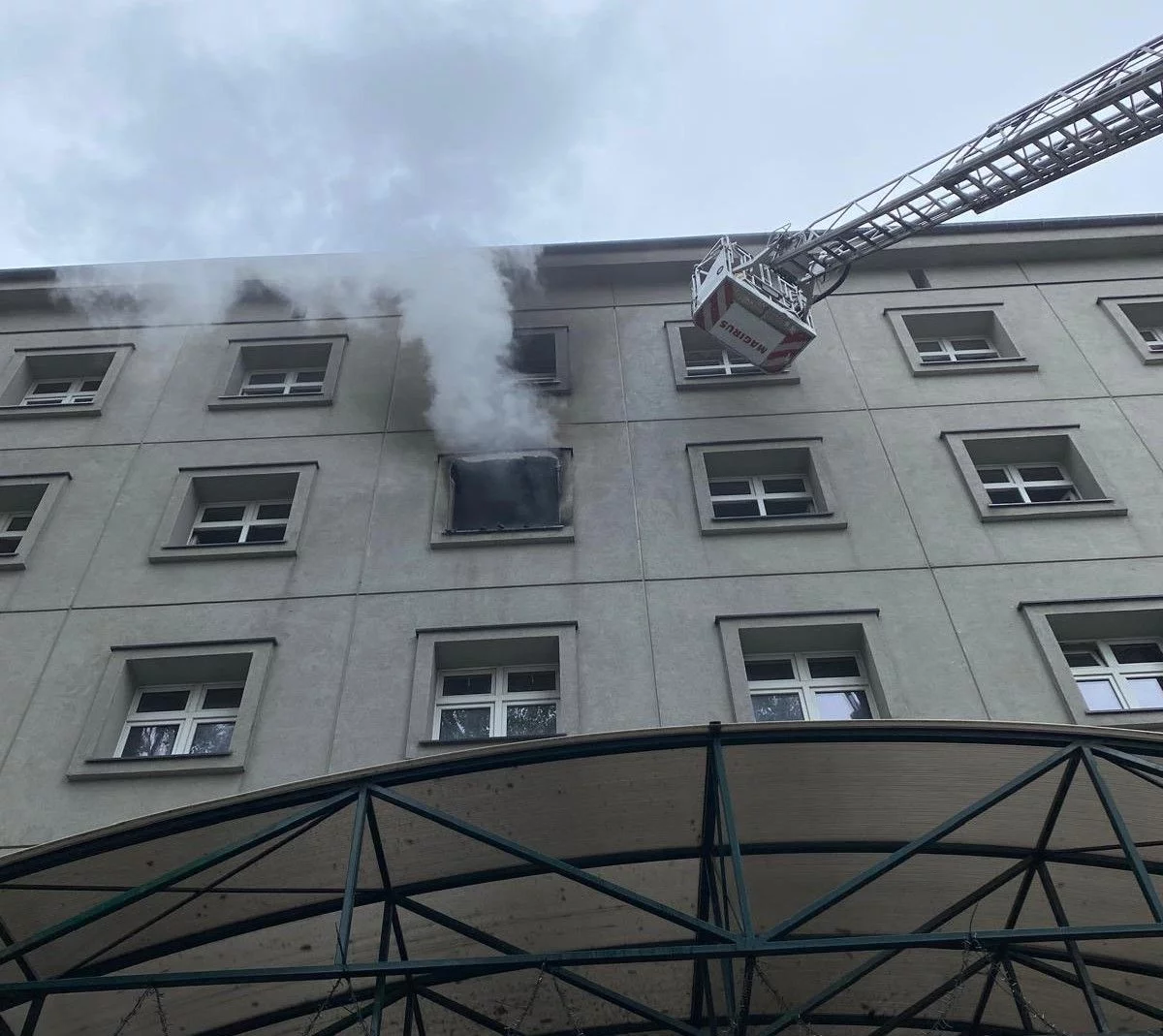 Alarm i ewakuacja o świcie w łódzkim akademiku na Lumumbowie. 50 osób musiało uciekać przed ogniem