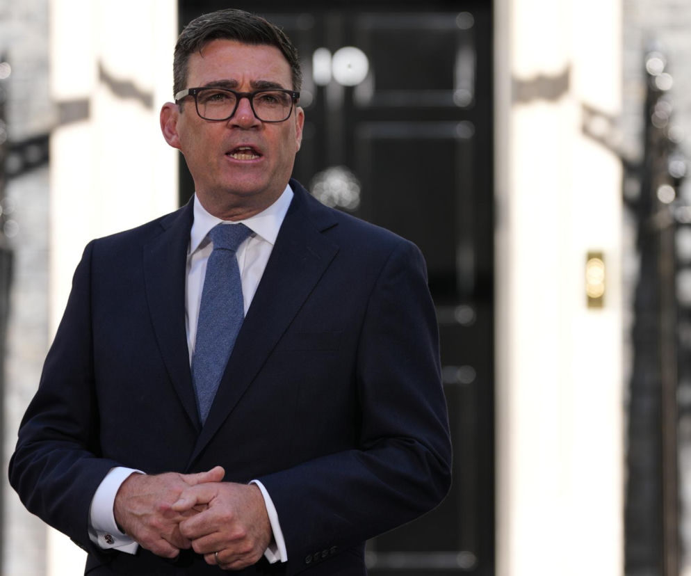 Premier Andy Burnham przemawia przed siedzibą na Downing Street 10. O nowym rządzie brytyjskim przeczytasz na Eska.