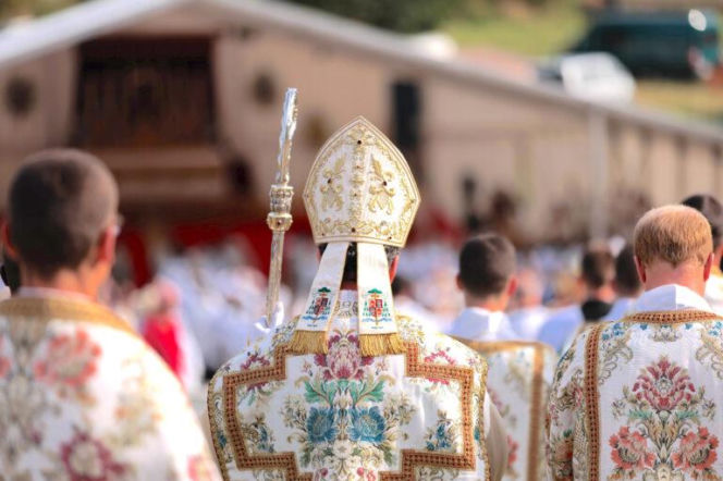 Biskup z pastorałem tyłem do widzów. O apelacji Bractwa św. Piusa X od ekskomuniki przeczytasz na Radioplus.